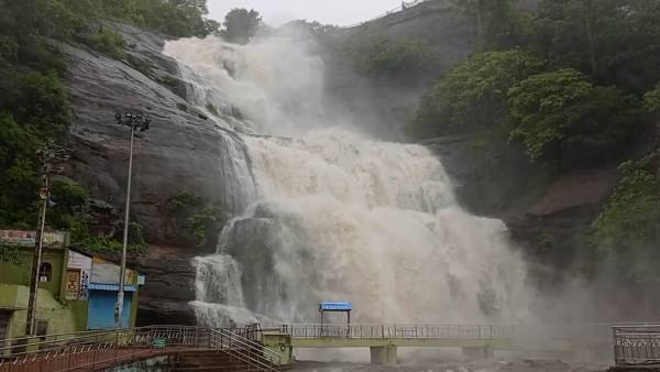 குற்றால அருவியில் திடீர் வெள்ளப்பெருக்கு