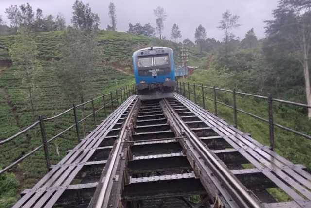 மலையக புகையிரத சேவைகள் பாதிப்பு !