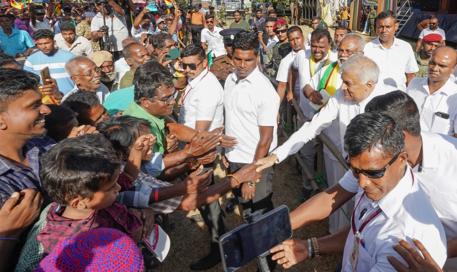 சஜித்தினதோ அநுரவினதோ எதிர்காலத்தை அன்றி உங்களினதும் உங்கள் பிள்ளைகளினதும் எதிர்காலத்தை சிந்தித்து வாக்களியுங்கள் !