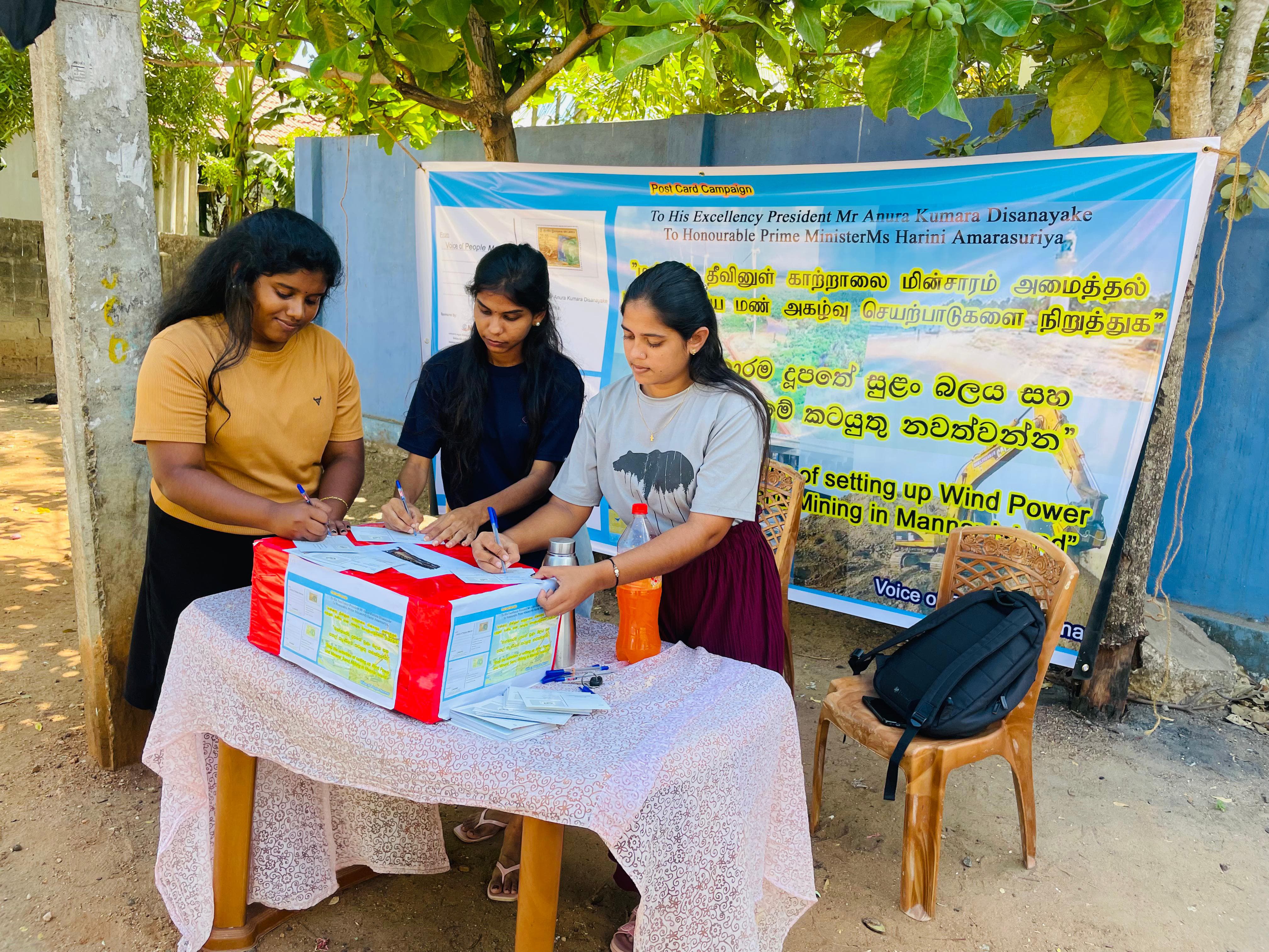 மன்னாரில் இருந்து ஜனாதிபதி ,பிரதமரை நோக்கிச் செல்லும் ஆயிரக்கணக்கான தபாலட்டைகள் !