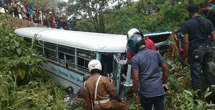 ஹட்டன் – கண்டி வீதியில் பேருந்து கவிழ்ந்து விபத்து – பலர் படுகாயம்