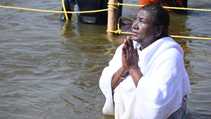 மகா கும்பமேளா திரிவேணி சங்கமத்தில் புனித நீராடிய திரவுபதி முர்மு